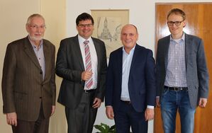 v.l.n.r.: Jürgen Kegler, BM Nils Drescher, Daniel Born MdL, GR Felix Geisler
