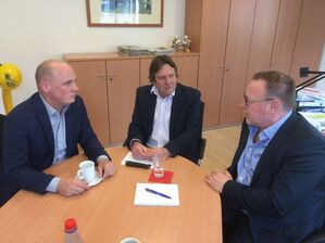 Daniel Born MdL, Ortsvereinsvorsitzender Dieter Hoffstätter und Bürgermeister Hartmut Beck