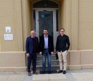 Foto: v. l. n. r.: Daniel Born MdL, BM Bernd Killinger, Christian Holzer