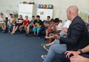 im Gespräch mit den Jugendlichen - Foto: K. Kulpe