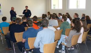 zu Gast bei bestens vorbereiteten Schülerinnen und Schülern an der Markus-Realschule: Daniel Born MdL