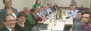 Gute Stimmung bei der Oftersheimer SPD: die Gastgeber freuen sich über eine produktive Sitzung mit Daniel Born MdL
